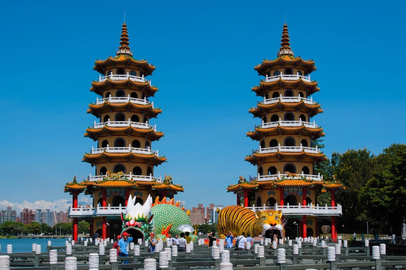 Khung cảnh hồ nước yên bình cùng nhiều công trình kiến trúc tâm linh