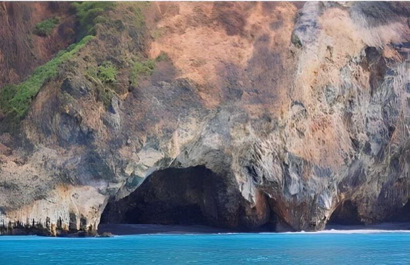 Các hang động trên đảo Quy Sơn 