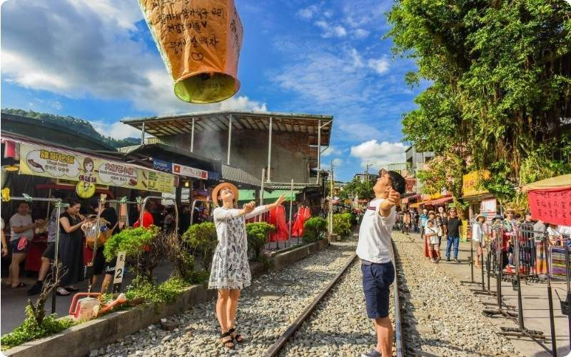 Hoạt động thả đèn trời nổi tiếng ở Làng cổ Thập Phần 