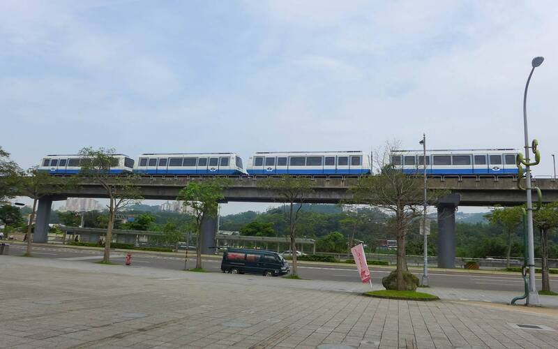 Tàu điện đi đến sở thú Taipei Zoo