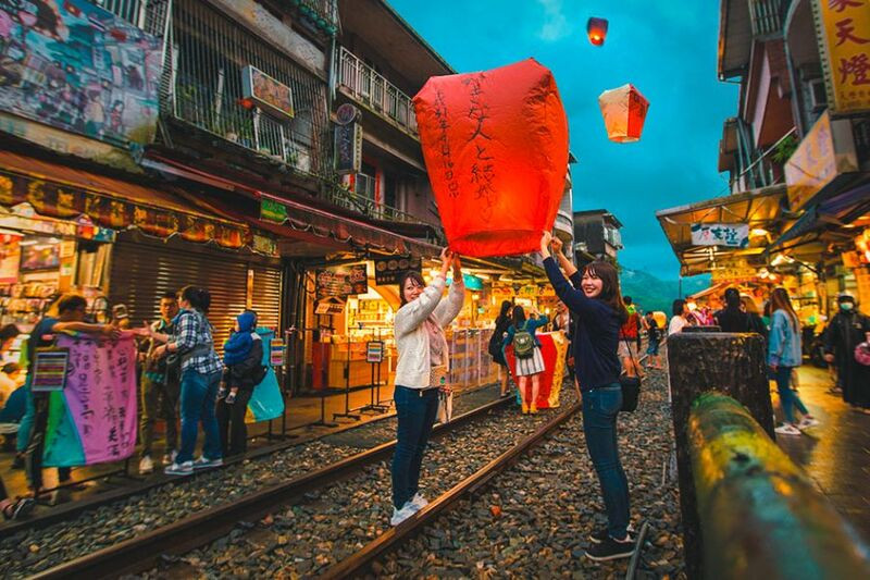 Du khách thả đèn tại phố cổ 