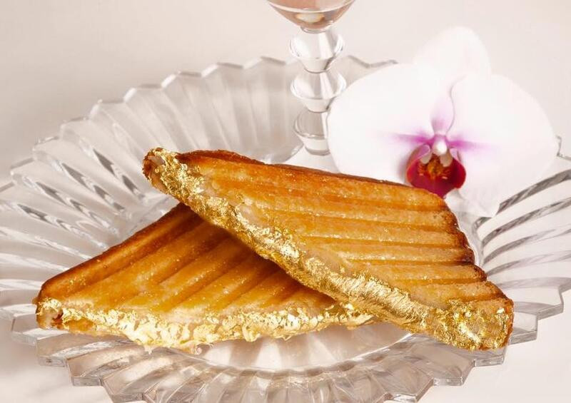 Bánh sandwich dát vàng