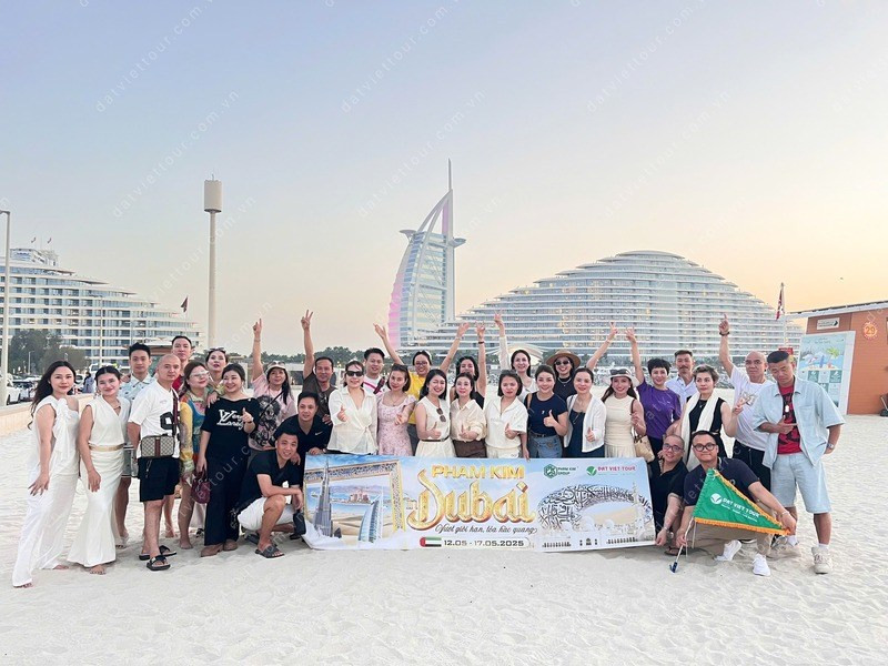 Đoàn khách du lịch trong chuyến đi Dubai tại Đất Việt Tour