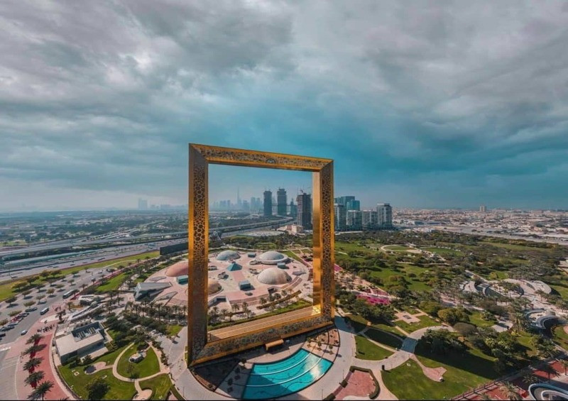 Khung cảnh thành phố hiện ra qua Dubai Frame