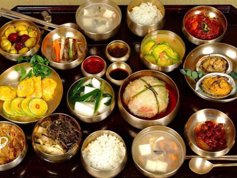 Các món ăn nhiều màu sắc và trang trí cầu kỳ của ẩm thực Hàn Quốc