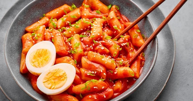 Món Tteokbokki - món ăn yêu thích ở Hàn Quốc vào tháng 1 