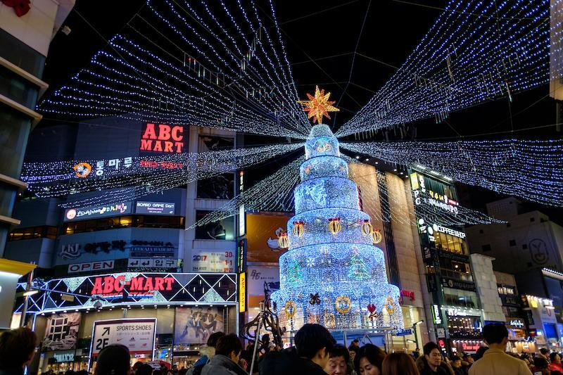 Cây thông Noel tại Busan, Hàn Quốc. Cây thông Noel tại Busan, Hàn Quốc.
