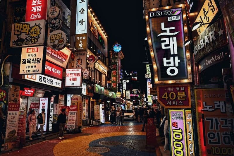 cảnh phố Gwancheol-dong về đêm ở Myeongdong cảnh phố Gwancheol-dong về đêm ở Myeongdong