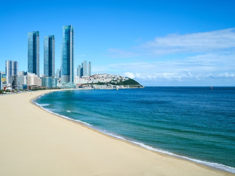 Biển Haeundae với làn nước trong xanh và bờ cát trắng mịn