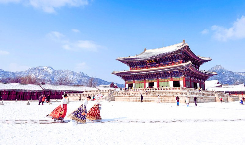 Cung điện Gyeongbokgung vào tháng 1 tuyết rơi 