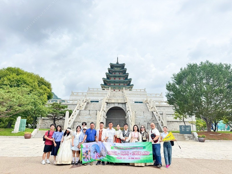 Đoàn khách du lịch trong chuyến đi Hàn Quốc tại Đất Việt Tour
