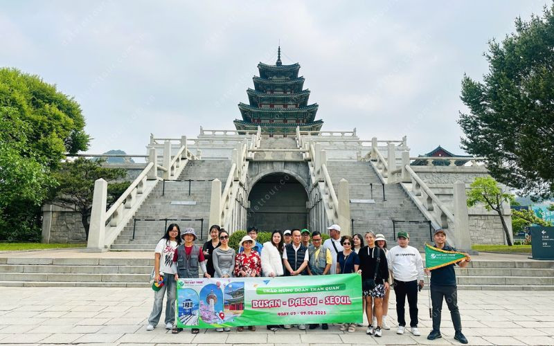 Du khách đi tour Hàn Quốc bên Đất Việt Tour