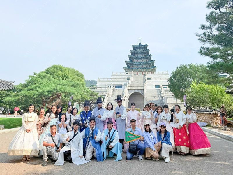 Khách đoàn đi tour Hàn Quốc
