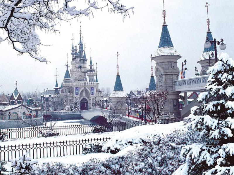 Những lối đi phủ đầy tuyết tại “Xứ sở Lotte World”
