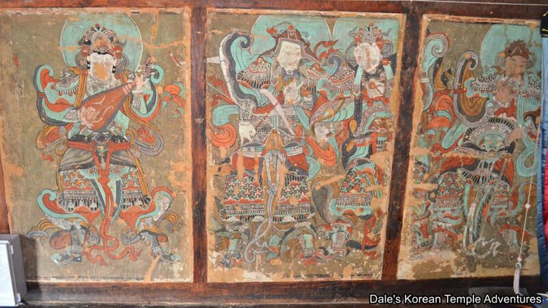 Bức tranh vẽ các vị thần trên cổng Cheongwang-mun