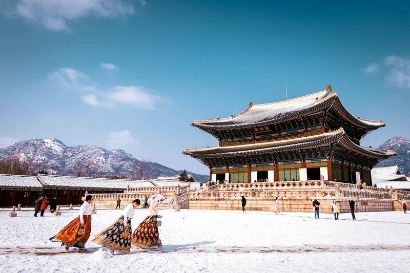 Du khách mặc hanbok tại cung điện Gyeongbokgung phủ tuyết (Ảnh sưu tầm)
