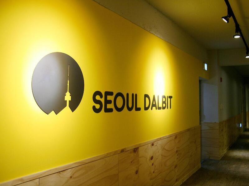 Seoul Dalbit Hostel được bày trí với chủ đề ban đêm