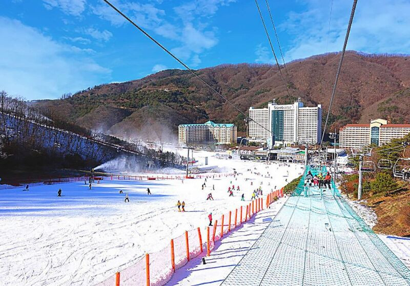 Khách du lịch tham gia trượt tuyết ở Vivaldi Park Ski World