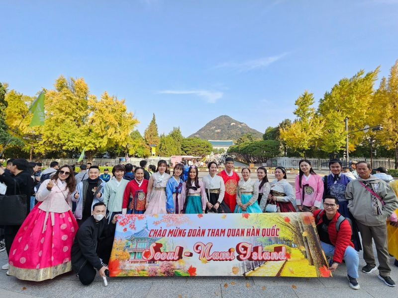 Đoàn khách tham quan tour Hàn Quốc 5 ngày 4 đêm tại Đất Việt Tour