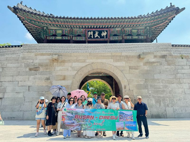 Đoàn khách tham quan tour Hàn Quốc 6 ngày 5 đêm tại Đất Việt Tour