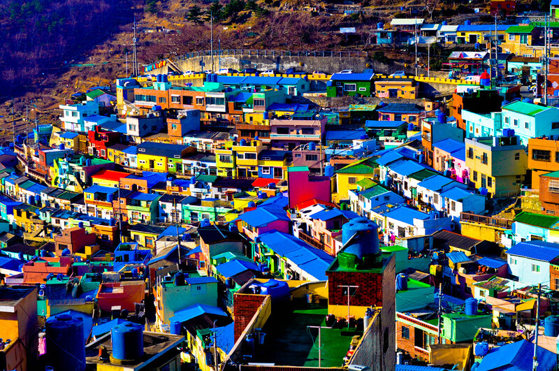 Khung cảnh đày màu sắc của làng