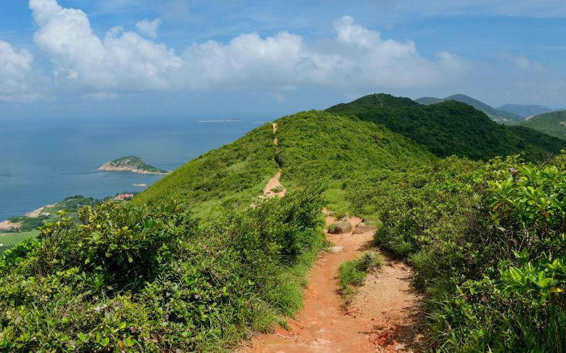 Cung đường trekking nổi tiếng với khung cảnh biển và núi