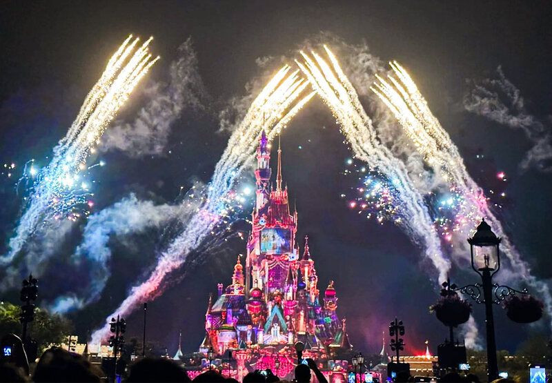 Mãn nhãn với màn bắn pháo hoa cuối ngày tại Disneyland Mãn nhãn với màn bắn pháo hoa cuối ngày tại Disneyland