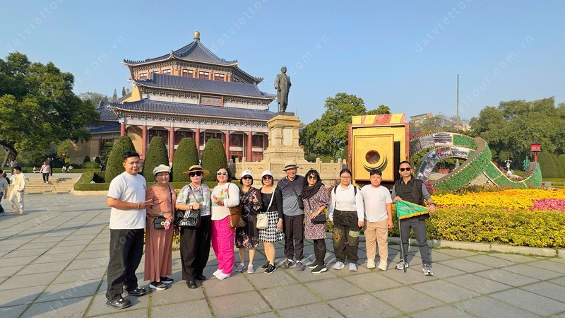 Đoàn khách tham quan các điểm du lịch nổi tiếng cùng Đất Việt Tour