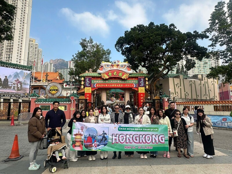 Đoàn khách du lịch cùng Đất Việt Tour tham quan Hong Kong