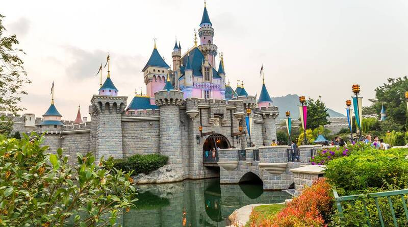 Lâu đài Fantasy Land cổ tích tại tour Hongkong Disneyland