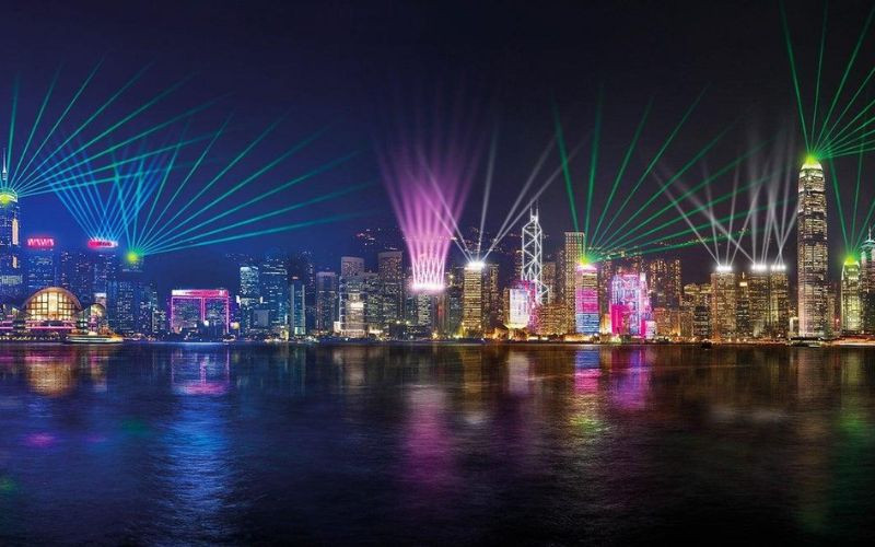 Hong Kong rực sáng bên mặt nước khi đêm về