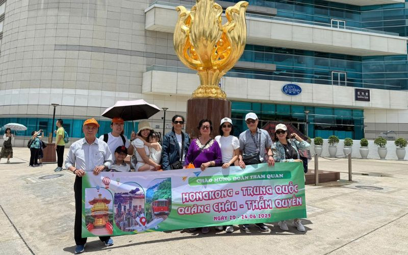 Khách đoàn đi tour Hong Kong nhà Đất Việt Tour 