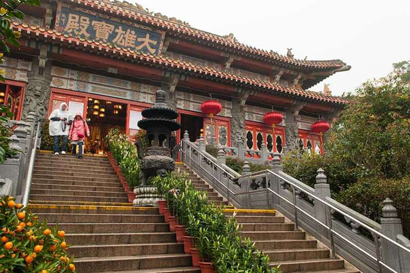 Khuôn viên chùa trên đỉnh Ngong Ping - Phật Thiên Đàn