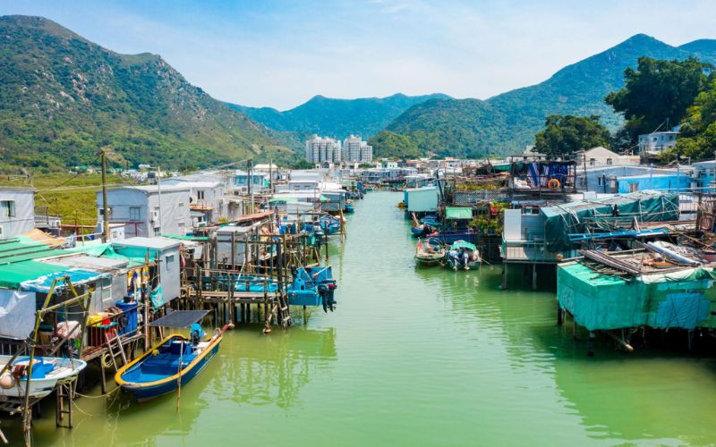 Làng chài với những ngôi nhà sàn đặc trưng ven sông
