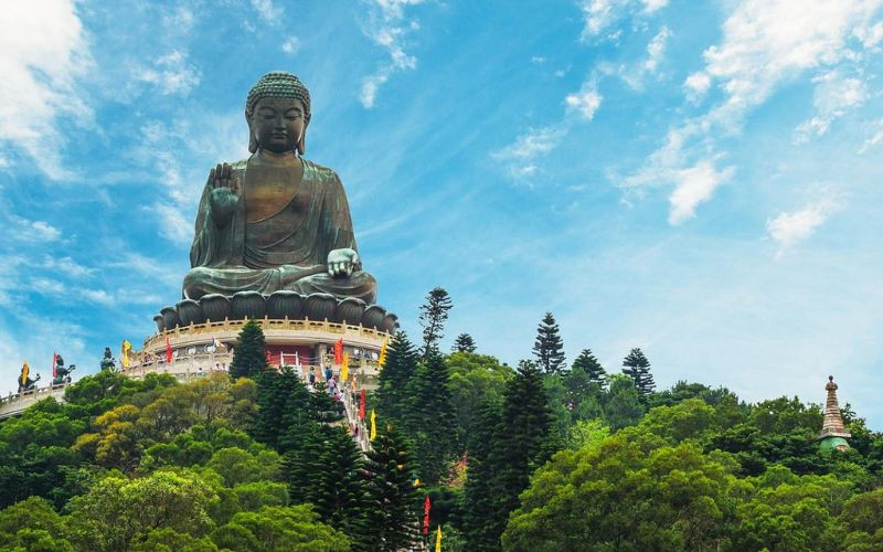 Tượng phật uy nghi giữa khung cảnh núi non thanh bình