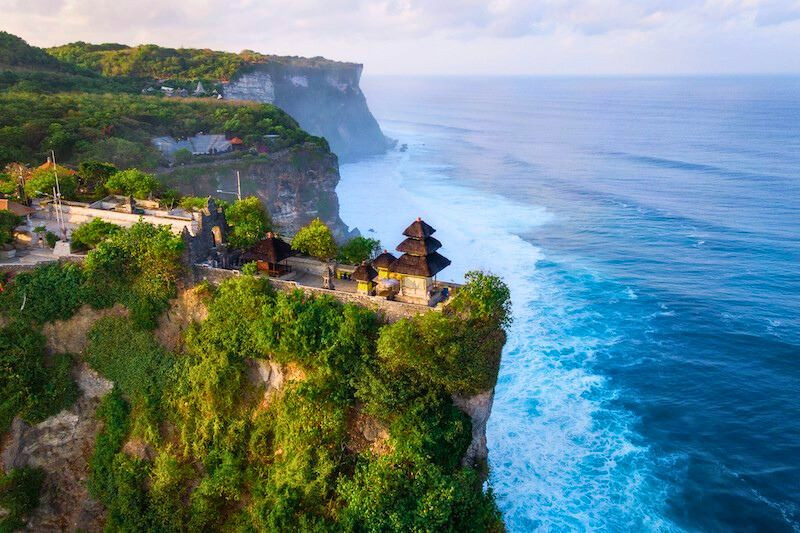 Đền Uluwatu tọa lạc trên một vách đá