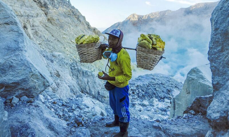 Nghề khai thác lưu huỳnh ở núi Ijen