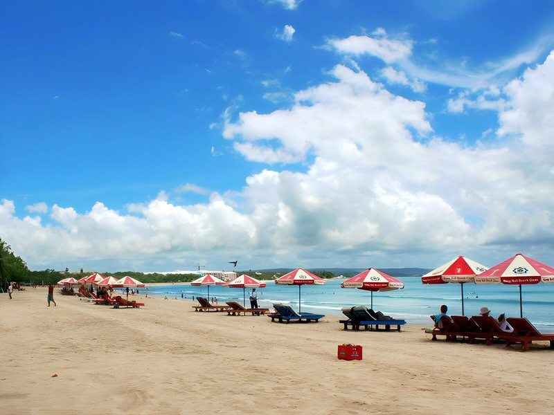 Tắm nắng trên bờ biển Jimbaran