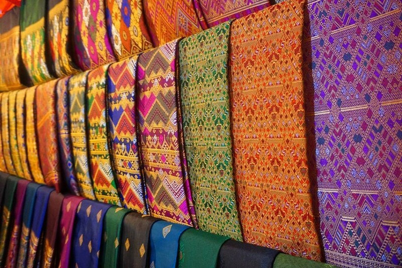 Những tấm vải đẹp treo ngoài chợ