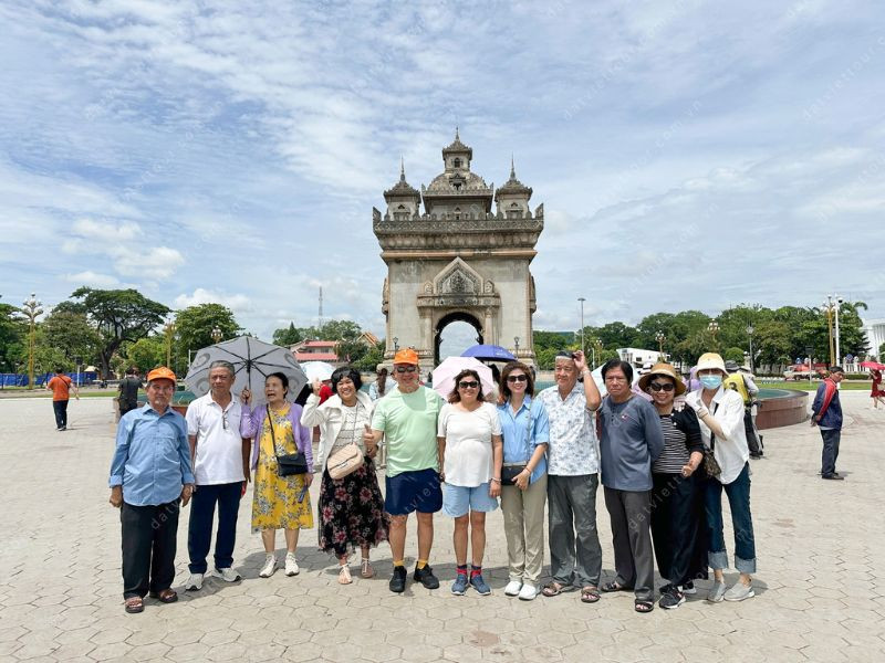 Khách đoàn đi du lịch Lào tại Đất Việt tour
