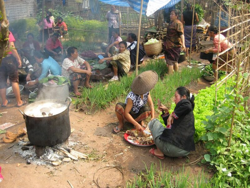 Tham gia nấu ăn cùng người dân địa phương