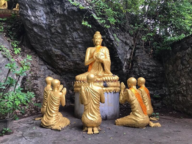 Những bức tượng Phật dọc đường leo lên núi Phousi