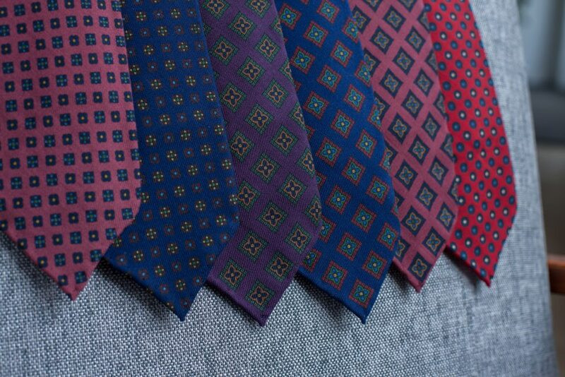 Cà vạt có nhiều màu sắc, họa tiết đẹp