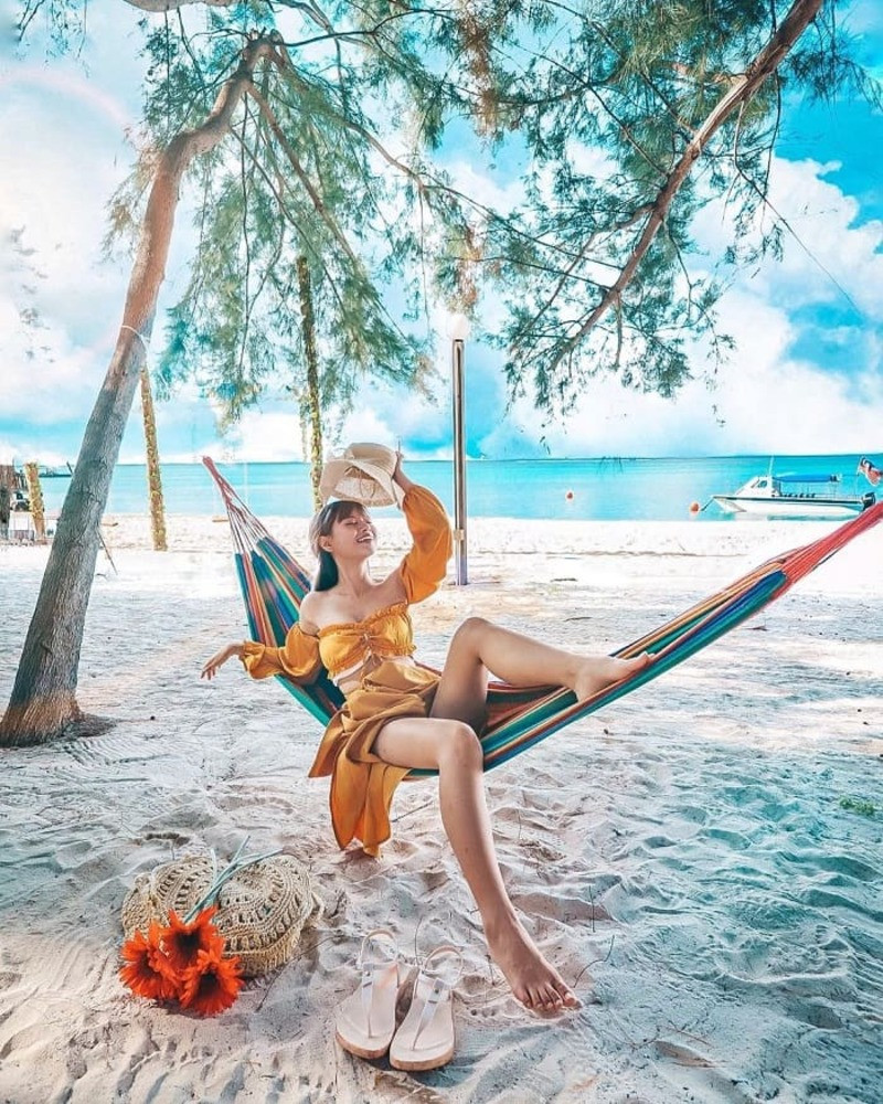 Check in trên bãi cát trắng trên đảo