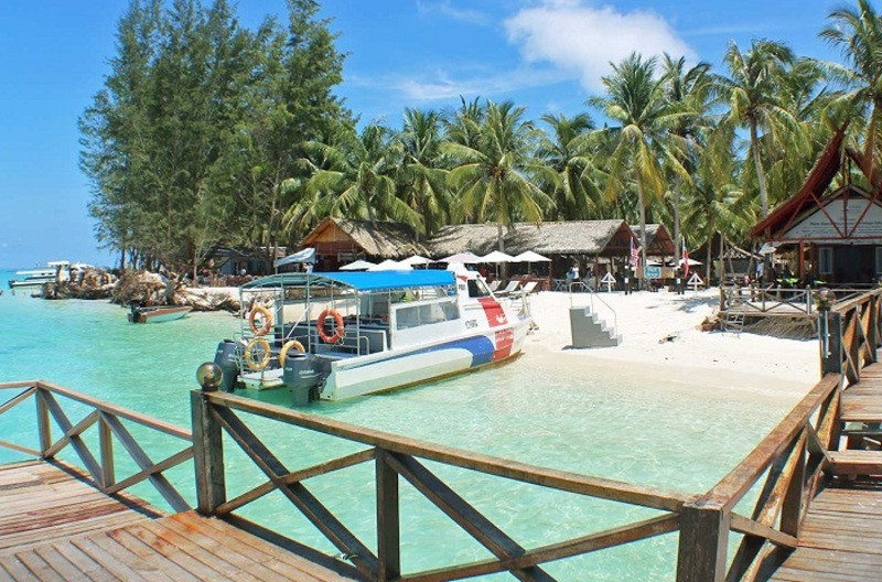 Bến thuyền di chuyển đến đảo Mantanani 