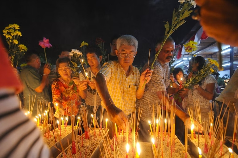 Tháng 5 - tham gia ​​các lễ kỷ niệm tôn giáo lớn