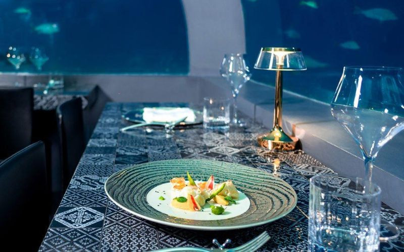 Món ăn được kết hợp cùng khung cảnh đại dương xanh thẳm