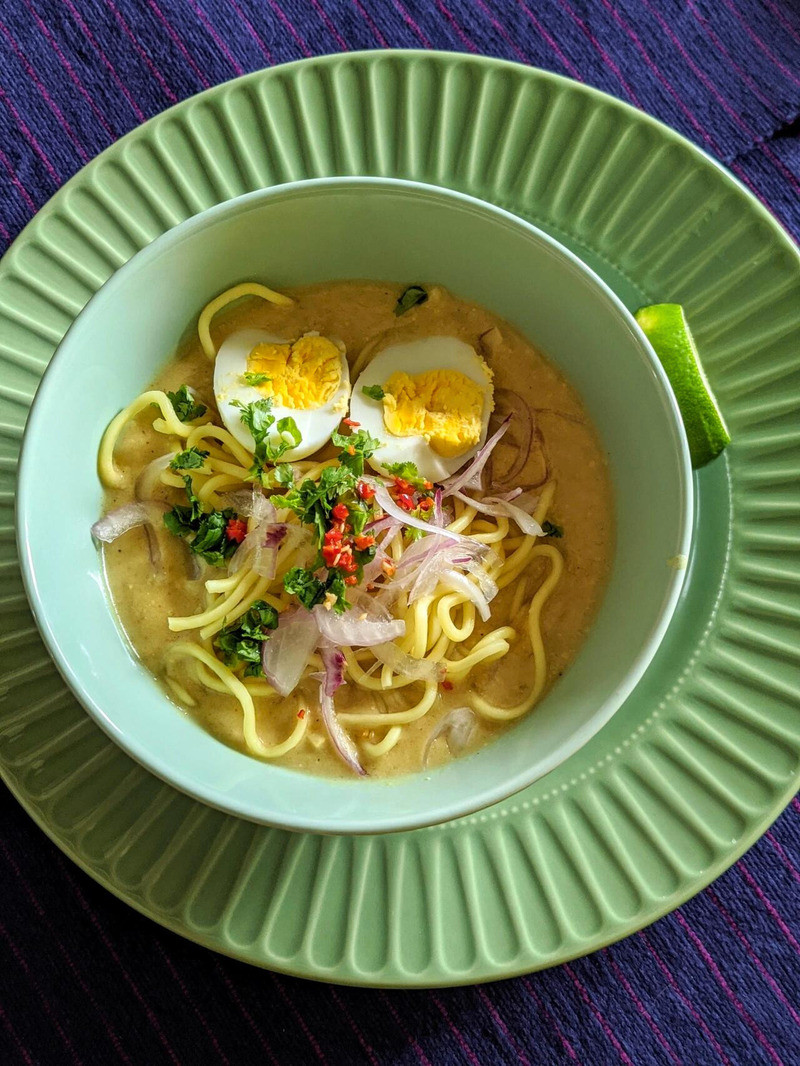 Món mì gà On no khao swe 