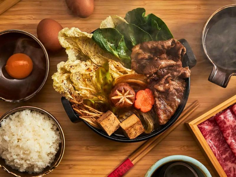 Ăn cùng lẩu Sukiyaki