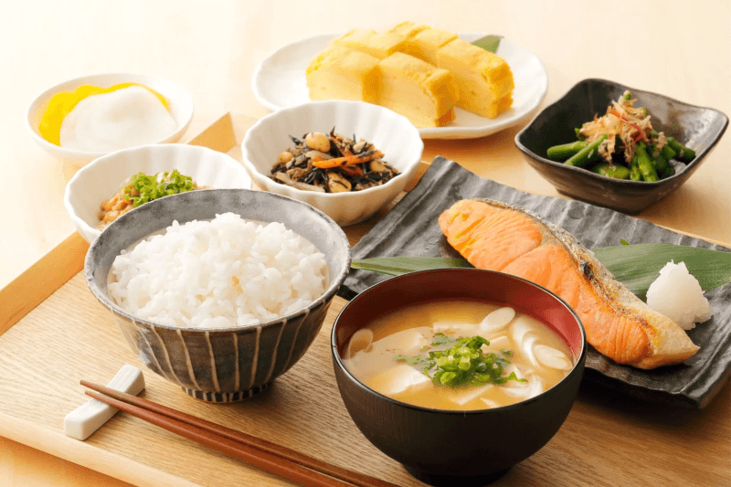 Cơm trắng và Cá nướng – Bữa sáng truyền thống không thể bỏ qua khi du lịch Nhật